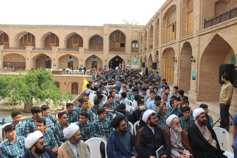 تصاویر / مراسم جشن عبادت دانش آموزان مدارس ناحیه دو آموزش وپرورش