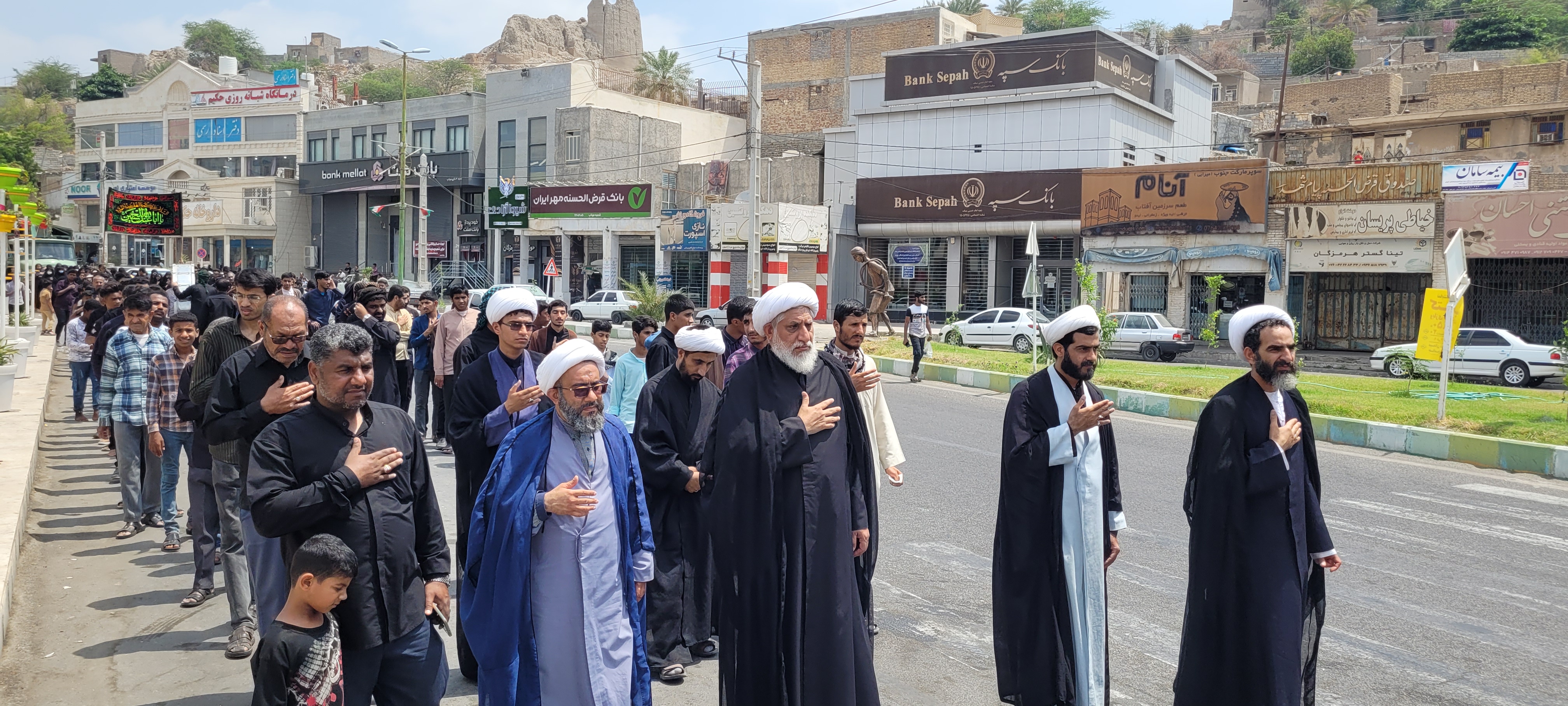 فیلم| دسته عزاداری طلاب مدرسه علمیه امام علی (ع) میناب در روز شهادت امام صادق (ع)