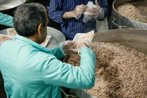 تصاویر/ توزیع غذای متبرک به مناسبت شهادت امام صادق(ع) در مشهد مقدس