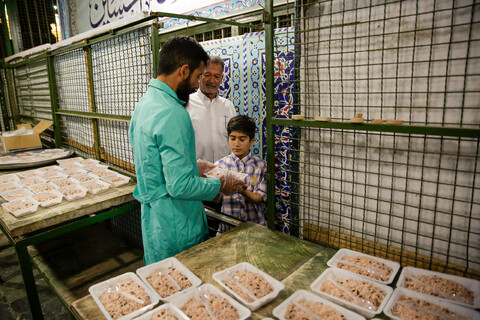 تصاویر/ توزیع غذای متبرک به مناسبت شهادت امام صادق(ع) در مشهد مقدس