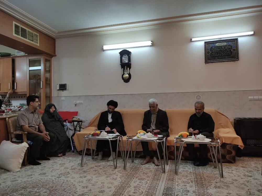 امام جمعه کاشان به دیدار خانواده شهدا رفت + عکس