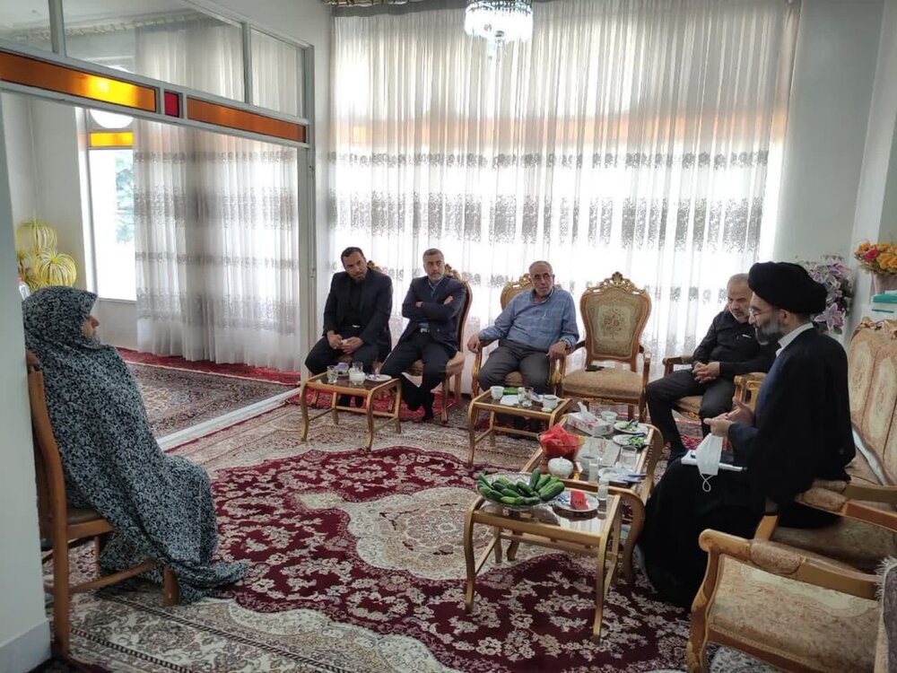 امام جمعه کاشان به دیدار خانواده شهدا رفت + عکس