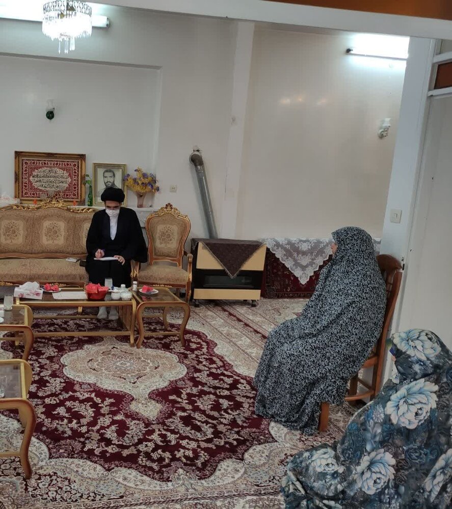 امام جمعه کاشان به دیدار خانواده شهدا رفت + عکس