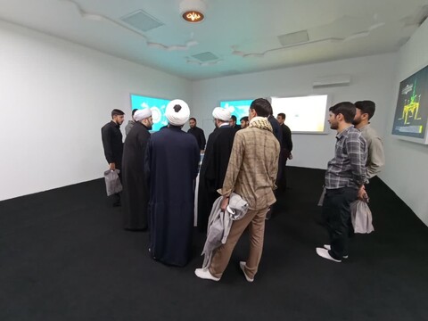 تصاویر/ بازدید طلاب مدرسه علمیه امام خمینی (ره) از نمایشگاه جامعه پرداز در قم