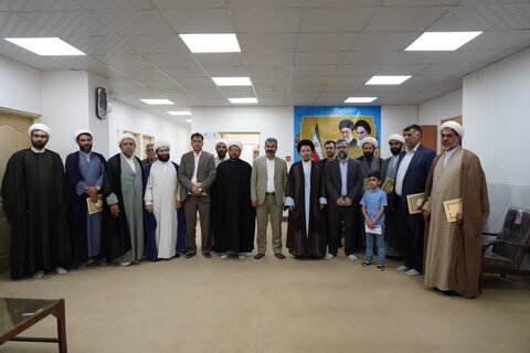 تصاویر جمعی از روحانیون مستقر در روستاهای خرم آباد با نماینده ولی فقیه در استان لرستان