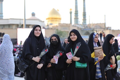 تصاویر/ گردهمایی دختران دانشجو در حرم حضرت معصومه (س)