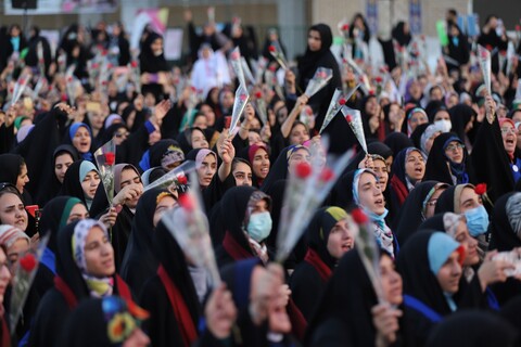 تصاویر/ گردهمایی دختران دانشجو در حرم حضرت معصومه (س)