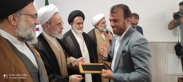 تصاویر/ تجلیل آیت الله اعرافی از پیمانکار حوزه علمیه کهگیلویه و بویراحمد