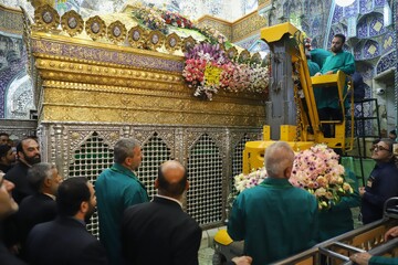 تصاویر/ آیین گل آرایی ضریح مطهر حرم حضرت معصومه (س)
