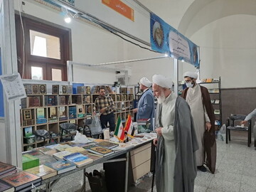 بازدید رئیس دفتر مقام معظم رهبری در قم از غرفه آثار آیت‌الله یعقوبی + عکس