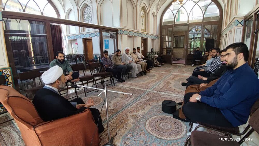 معیت طلبه با امام زمان(عج) از نان شب واجب تر است