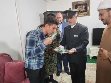 تصاویر/ حضور خادمین حرم مطهر رضوی در منزل جانباز مدافع امنیت