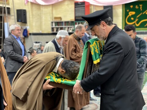 تصاویر/ حضور خادمین و حاملین پرچم متبرک حرم مطهر رضوی در مسجد جنرال ارومیه