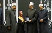 कुरआन और हदीस ए नबवी कंठिस्त करने वाली मिस्री लड़की पुरस्कार और प्रमाण से सम्मानित