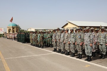 صبحگاه مشترک نیروهای نظامی و انتظامی قم با شعار«ما متحدیم» برگزار شد