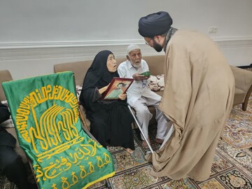 دیدار خدام حرم رضوی با خانواده شهید اسماعیل جمیله 