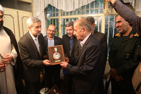 تصاویر / دیدار مسئولان همدانی با خانواده شهدا به مناسبت سوم خردادماه