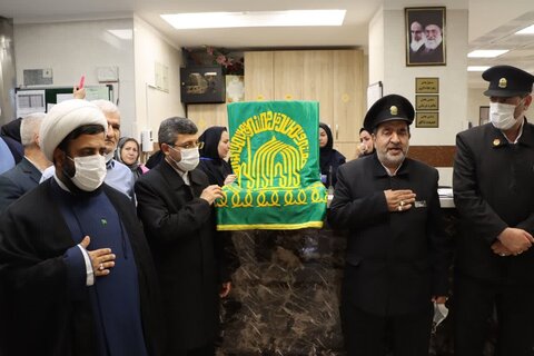 تصاویر/ حضور خادمین و پرچم متبرک حرم مطهر رضوی در بیمارستان شهید عارفیان ارومیه