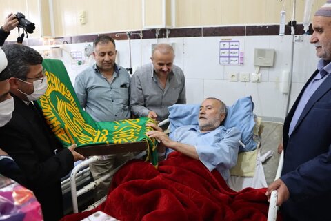 تصاویر/ حضور خادمین و پرچم متبرک حرم مطهر رضوی در بیمارستان شهید عارفیان ارومیه