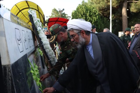 تصاویر/ عطرافشانی و غبارروبی گلزار شهدای ارومیه به مناسبت سوم خرداد