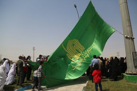 تصاویر/ اهتزاز پرچم رضوی بر فراز شهر خورموج