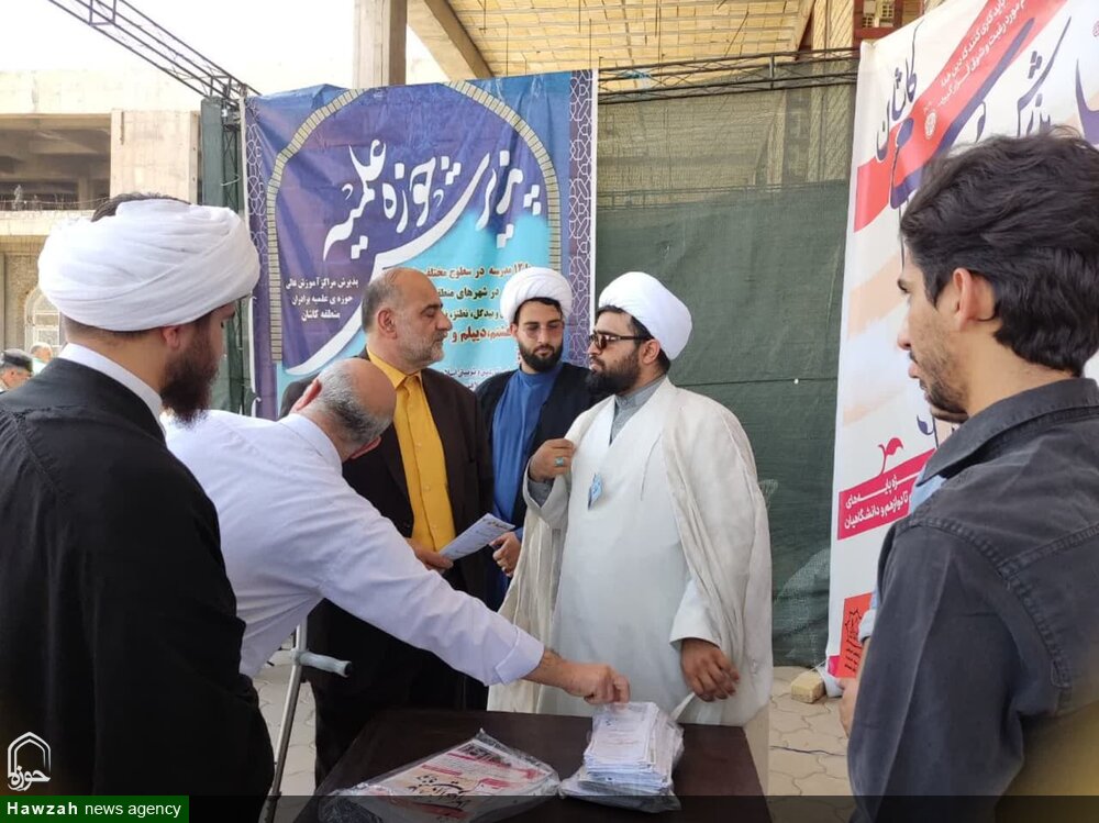 برپایی غرفه مشاوره تحصیلی پذیرش حوزه در نماز جمعه کاشان+عکس