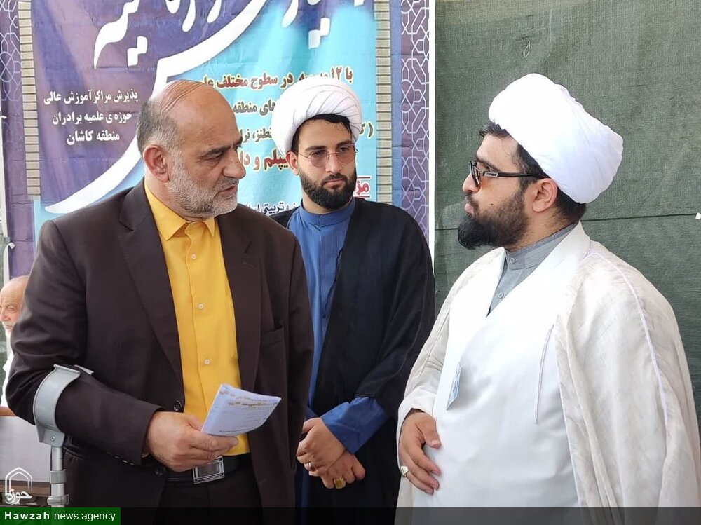 برپایی غرفه مشاوره تحصیلی پذیرش حوزه در نماز جمعه کاشان+عکس