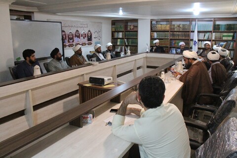 جلسه مدیران مدارس علمیه بوشهر با مسؤول دبیرخانه هماهنگی گروه‌های جهادی حوزه‌های علمیه