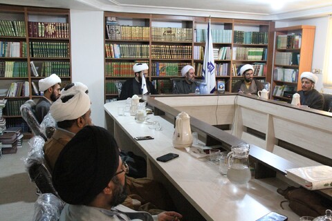 جلسه مدیران مدارس علمیه بوشهر با مسؤول دبیرخانه هماهنگی گروه‌های جهادی حوزه‌های علمیه