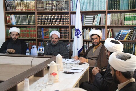 جلسه مدیران مدارس علمیه بوشهر با مسؤول دبیرخانه هماهنگی گروه‌های جهادی حوزه‌های علمیه