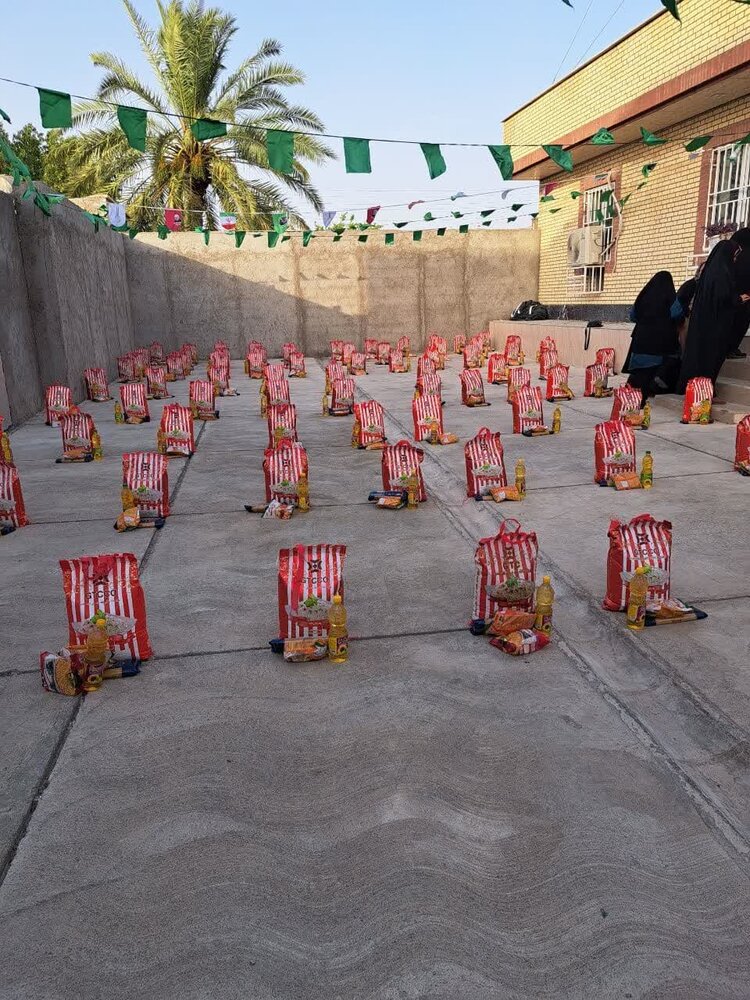 توزیع ۱۵۰ بسته کمک معیشتی در چغادک به مناسبت دهه کرامت+عکس