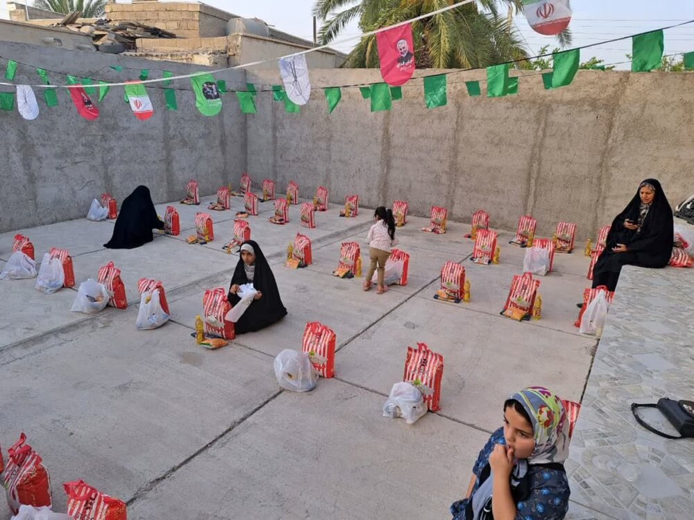 توزیع ۱۵۰ بسته کمک معیشتی در چغادک به مناسبت دهه کرامت+عکس