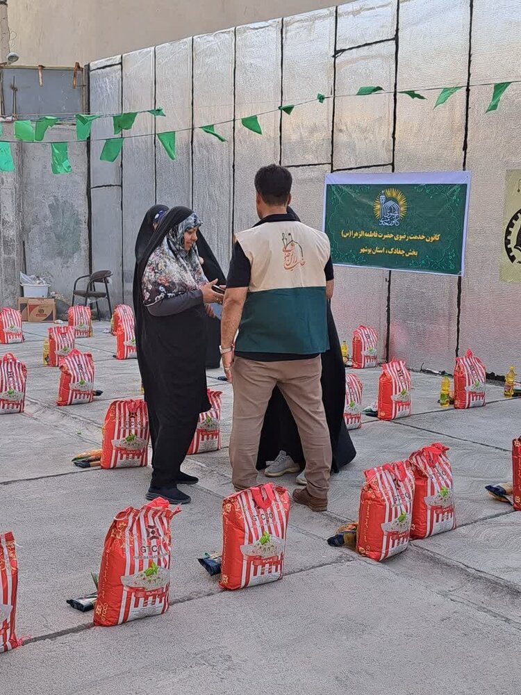 توزیع ۱۵۰ بسته کمک معیشتی در چغادک به مناسبت دهه کرامت+عکس