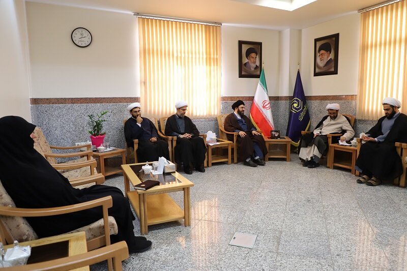 دیدار دبیر جامعه قرآنی عصر با مدیر حوزههای علمیه خواهران + تصاویر