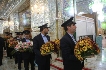 تصاویر/ گل‌آرایی ضریح حرم حضرت معصومه(س) به مناسبت میلاد امام رضا(ع)