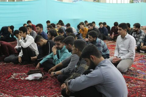 تصاویر/نشست بصیرتی طلاب مدرسه علمیه امام صادق (ع) قروه با امام جمعه این شهرستان