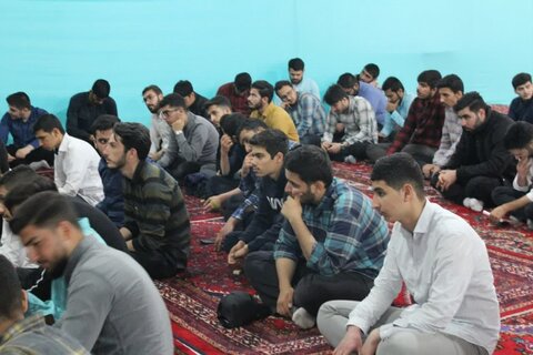 تصاویر/نشست بصیرتی طلاب مدرسه علمیه امام صادق (ع) قروه با امام جمعه این شهرستان