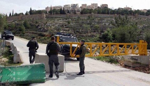 قوات الاحتلال تعيق تنقل الفلسطينيين بين جنين وطولكرم وبلدة يعبد