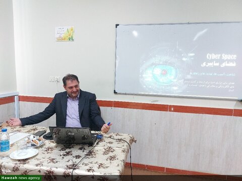 بالصور/ إقامة ورشة تعليمية لرفع مستوى المعرفة الإعلامية للمؤسسات الحوزوية بمدينة تبريز