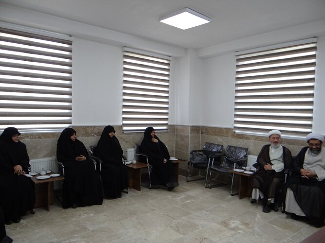 حوزههای علمیه خواهران در راستای برنامه پنج ساله حرکت کنند