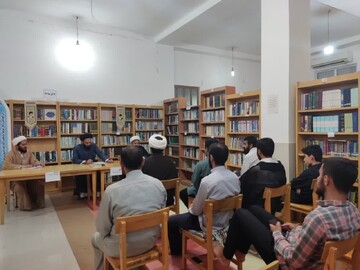 تصاویر/ برگزاری کرسی آزاداندیشی در مدرسه علمیه برازجان