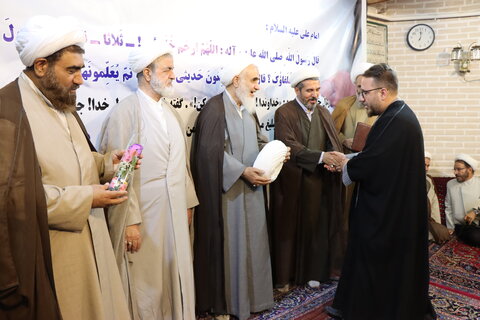 تصاویر / مراسم عمامه گذاری طلاب مدارس علمیه استان قزوین با حضور نماینده ولی فقیه در استان قزوین
