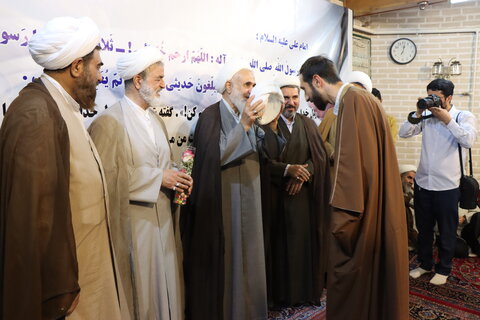 تصاویر / مراسم عمامه گذاری طلاب مدارس علمیه استان قزوین با حضور نماینده ولی فقیه در استان قزوین