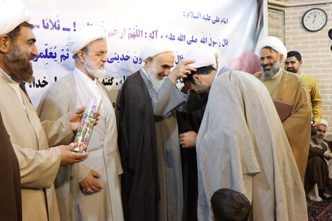 تصاویر / مراسم عمامه گذاری طلاب مدارس علمیه استان قزوین با حضور نماینده ولی فقیه در استان قزوین