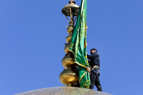 تصاویر/ آیین تعویض پرچم گنبد منور رضوی در روز میلاد امام رضا(علیه‌السلام)