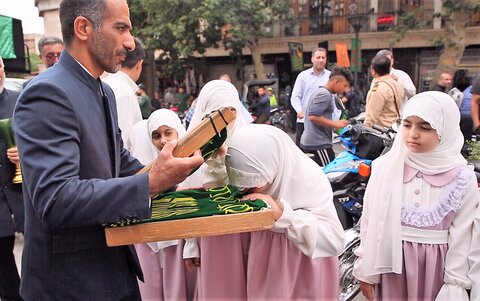 تصاویر/ حضور خادمان رضوی همزمان با ایام ولادت امام رضا(ع) در بازار بزرگ تهران