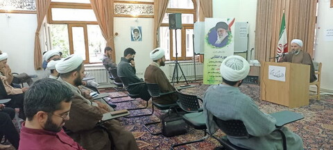 تصاویر/ نشست صمیمی قائم مقام معاونت پژوهش حوزه های علمیه کشور با اساتید و طلاب مدارس علمیه تبریز