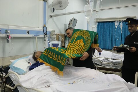 گزارش تصویری/ پرچم متبرک شده‌ی حرم امام رضا (ع) بر بالین بیماران اردکانی