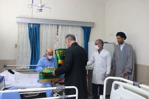 گزارش تصویری/ پرچم متبرک شده‌ی حرم امام رضا (ع) بر بالین بیماران اردکانی