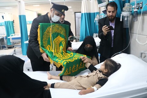 گزارش تصویری/ پرچم متبرک شده‌ی حرم امام رضا (ع) بر بالین بیماران اردکانی